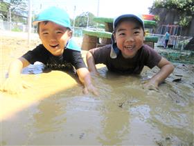 泥んこ遊びを楽しむ子どもたち
