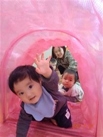 トンネルで遊ぶ子ども達