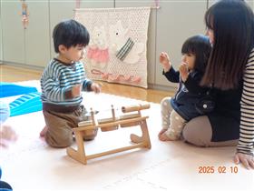 たいこをたたく子ども達