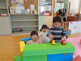 遊んでいる3きょうだい