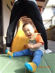 パパと滑り台をする男児