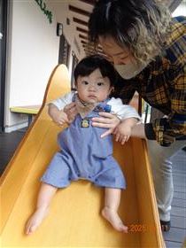 すべり台をする幼児