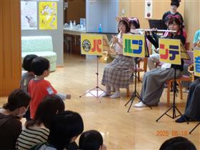 パルプンテ音楽隊の演奏