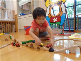 汽車遊びをする男の子