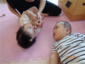 見つめ合うベビー
