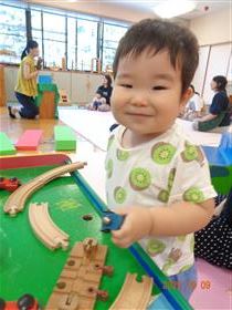 汽車のおもちゃで遊ぶ男の子