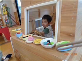 運転をするまねをして遊ぶ男の子