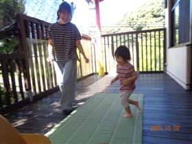 テラスで遊ぶ親子
