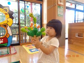 積み木を積む女の子