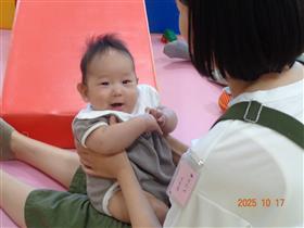 お膝載せ遊びをする赤ちゃん