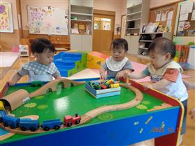 汽車遊びをしている赤ちゃん