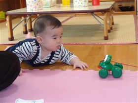 引き車を追いかける赤ちゃん