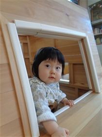 車の窓から眺めている女の子