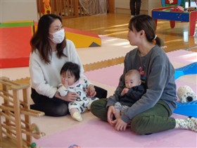 おしゃべりをしているママ達