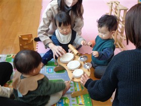 みんなで遊んでいる幼児