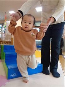 よちよち歩きの女の子