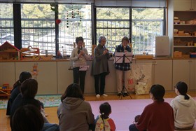 ボランティアの方たちの演奏風景