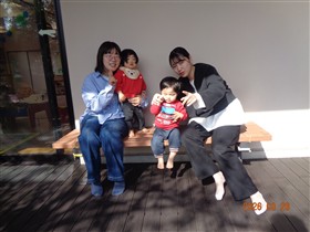 テラスでのんびりしている親子