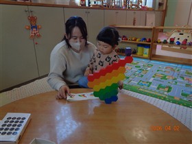 ママと女の子が一緒に遊んでいる様子