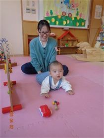 ハイハイの練習をしている男の子