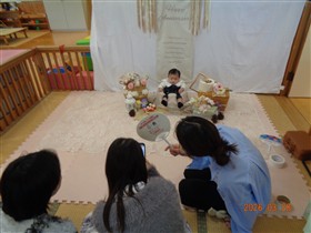 フォトブースで撮影をしている家族