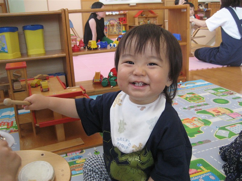 笑顔で遊ぶ男の子
