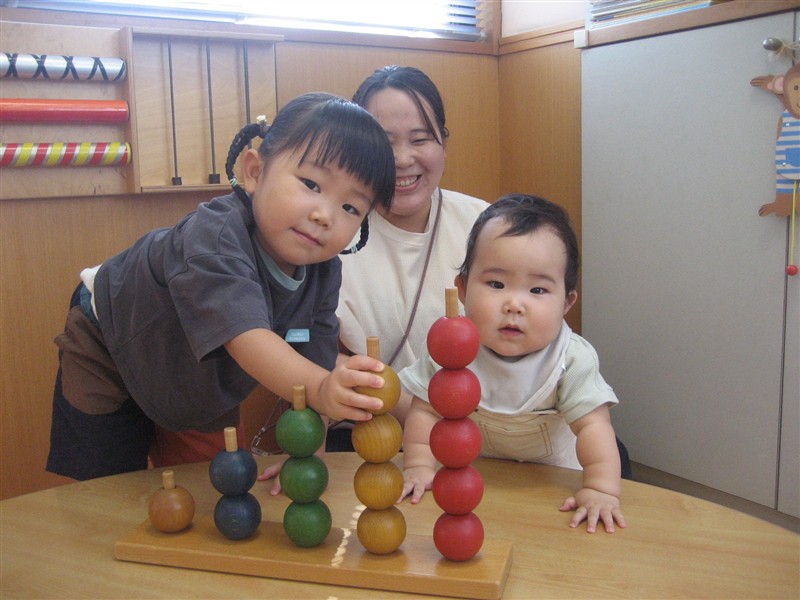 遊具で遊ぶ姉妹