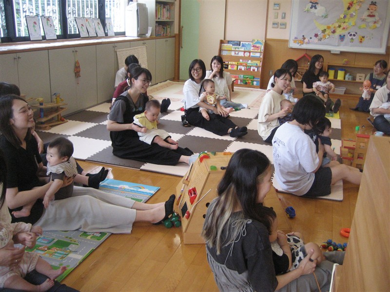 みんなでふれあい遊びをしている様子