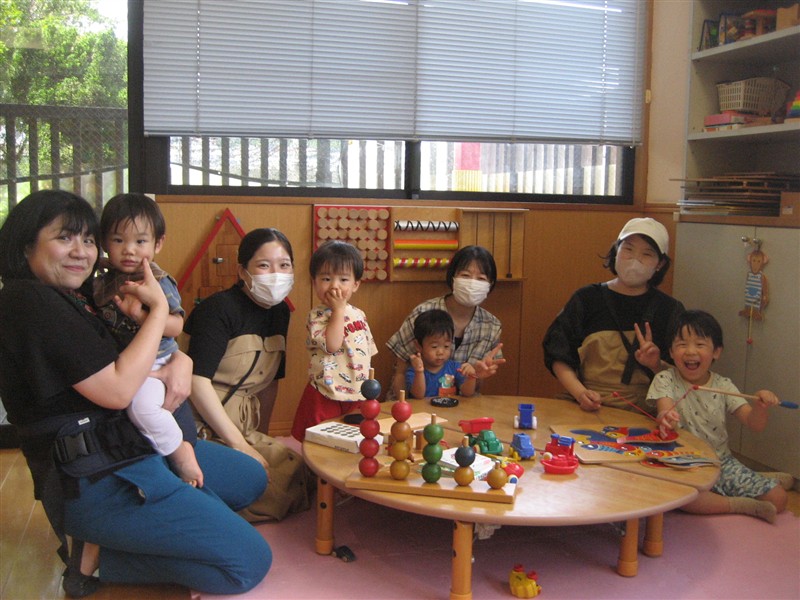 広場で遊んでいる親子