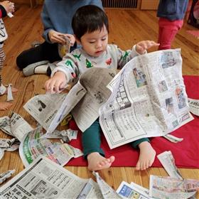 新聞紙で遊ぼう